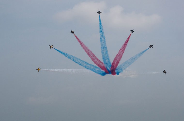 Triển lãm hàng không vũ trụ lớn nhất của đảo quốc sư tử Singapore Air Show 2014 sẽ diễn ra tại quốc gia này từ ngày 11-16/02/2014. Công tác chuẩn bị cho triển lãm hàng không lớn nhất khu vực này đang được triển khai một cách gấp rút. Các hệ thống vũ khí của các nhà sản xuất đã được đưa đến Singapore để trưng bày trong triển lãm. Trong ảnh là đội bay nhào lộn Black Eagle của Không quân Hàn Quốc đang thực hiện màn nhào lộn với máy bay huấn luyện kiêm chiến đấu hạng nhẹ T-50.